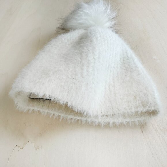Nordstrom Rack Fuzzy White Winter‎ at Pom Pom Faux fur Knit Women's - Picture 2 of 5